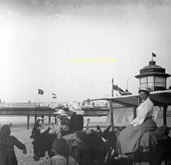 photo ancienne  de Blankenberge  A dos de mule sur la plage