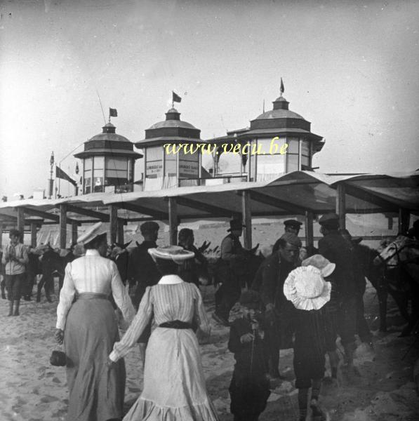 photo ancienne  de Blankenberge  Sur la plage de Blankenberge, on va choisir son âne