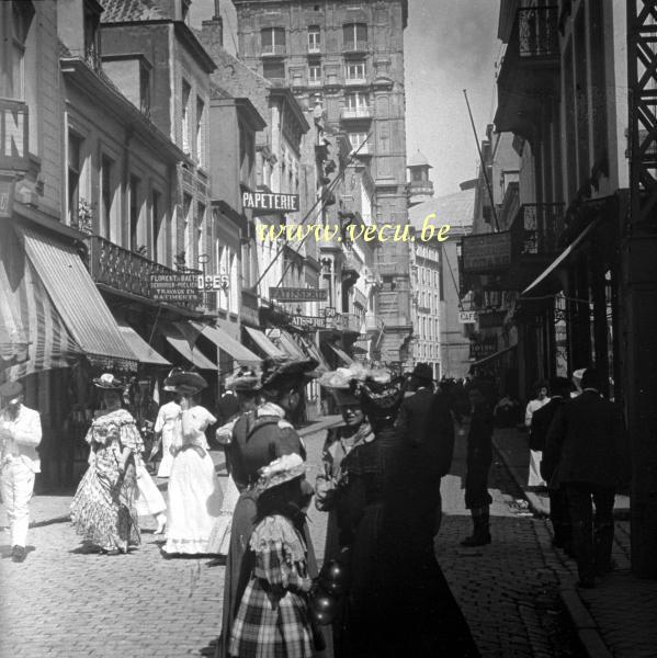 photo ancienne  de Blankenberge  Lèche vitrine dans les rues de Blankenberge