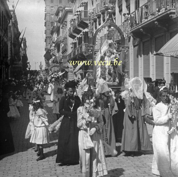 photo ancienne  de Blankenberge  Procession dans les rues de Blankenberge