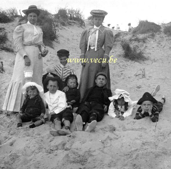 photo ancienne  de Blankenberge  Famille dans les dunes