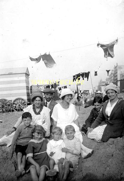 photo ancienne  de Blankenberge  La famille sur la plage