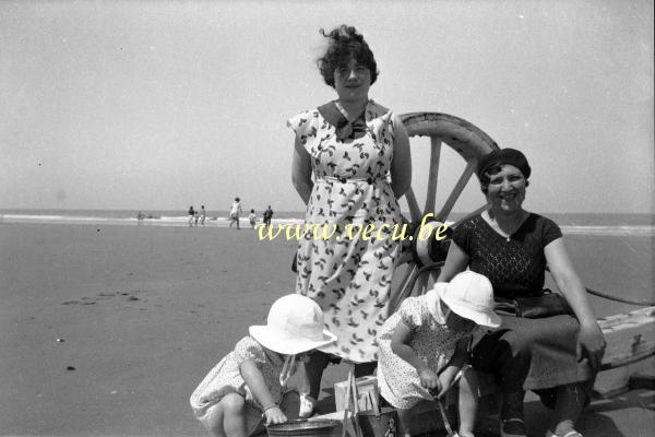 photo ancienne  de Blankenberge  Sur les roues d'un cabine Alfonse