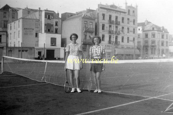photo ancienne  de Blankenberge &nbsp;Deux joueuses de tennis sur les courts de Blankenberge, face aux hôtels Amicitia et Windsor Castle.