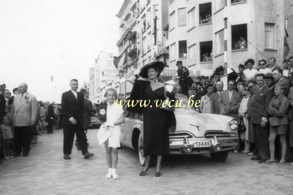 photo ancienne  de Blankenberge &nbsp;Remise des prix lors du concours d'élégance automobile sur la digue devant une Studebaker
