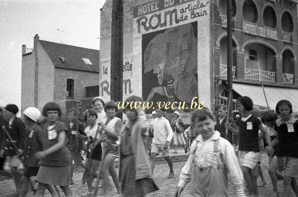 photo ancienne  de Duinbergen  Les enfants se rendent au concours de châteaux de sable du journal Le Soir en passant devant l'hôtel du parc