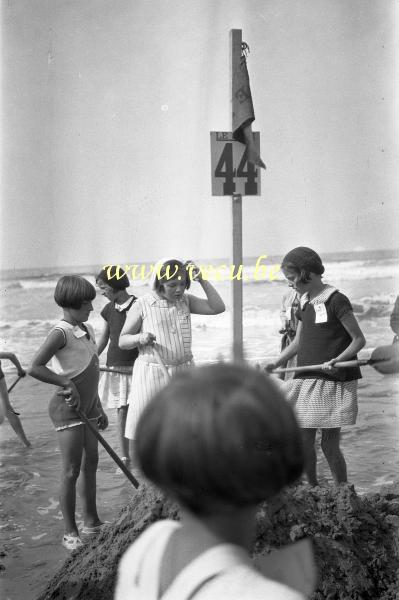 photo ancienne  de Duinbergen  Concours de château de sable du journal Le Soir, l'équipe 44 au travail. 