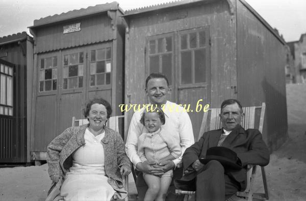 photo ancienne  de Duinbergen  Sur la plage devant une cabine de plage Odette Jacque