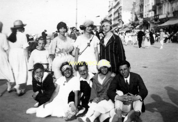 photo ancienne  de Heyst  Sur la digue le jour du Corso fleuri