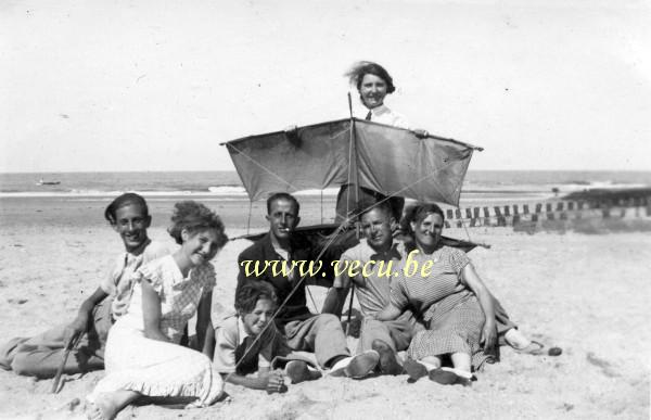 photo ancienne  de Knokke  Une petite pause après le jeu de cerf-volant