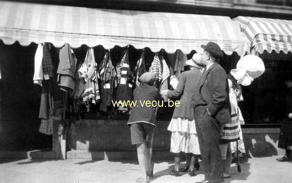 photo ancienne  de Knokke  A la recherche d'un maillot de bain