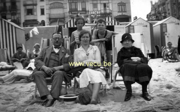 photo ancienne  de Knokke  Sur la plage.