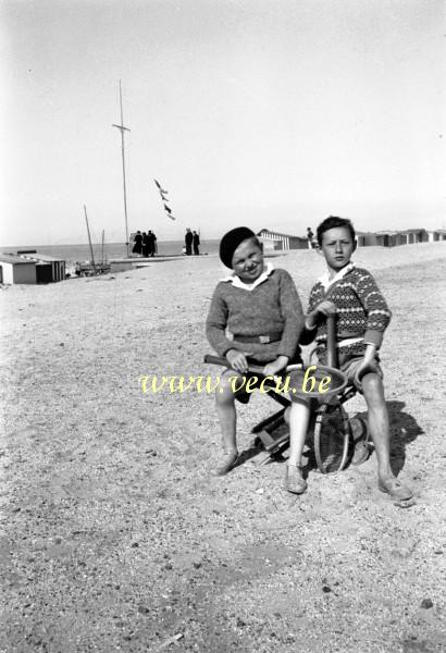 Photo ancienne  de La Panne  Tennis sur la plage