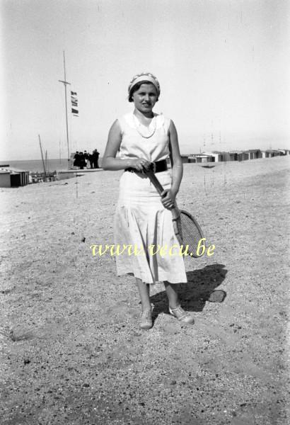 photo ancienne  de La Panne  Tennis sur la plage