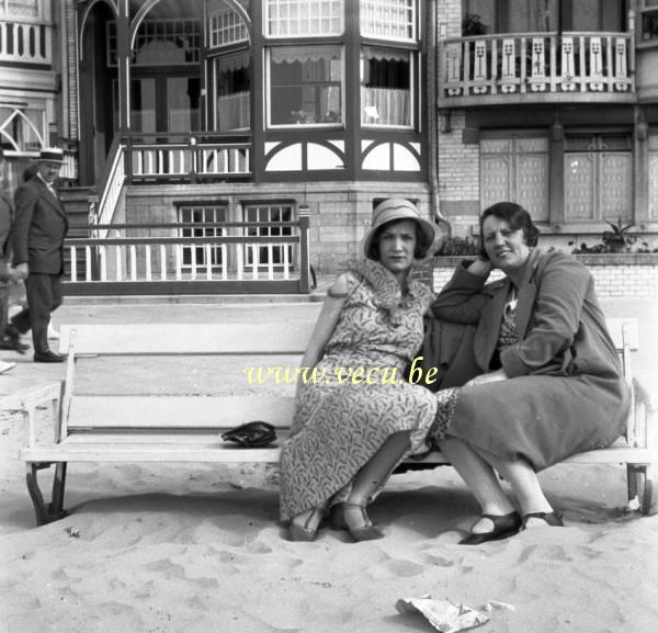 photo ancienne  de La Panne  Sur la digue  