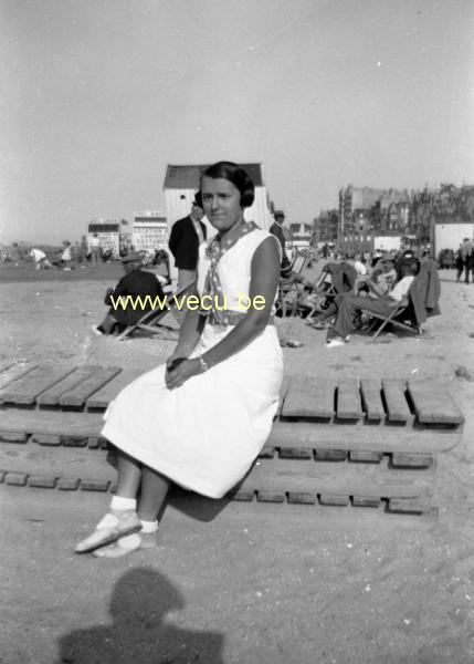 photo ancienne  de La Panne  Sur la plage