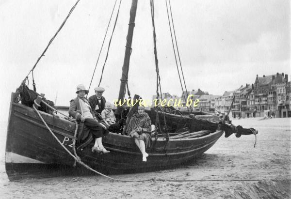 photo ancienne  de La Panne  A marée basse sur la plage