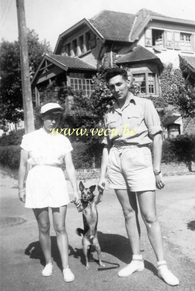 photo ancienne  de La Panne  En promenade dans les villas