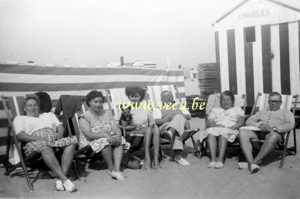 photo ancienne  de La Panne  Sur la plage devant une cabine Charles