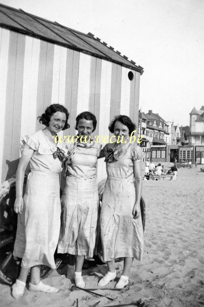 photo ancienne  de La Panne  Devant notre cabine