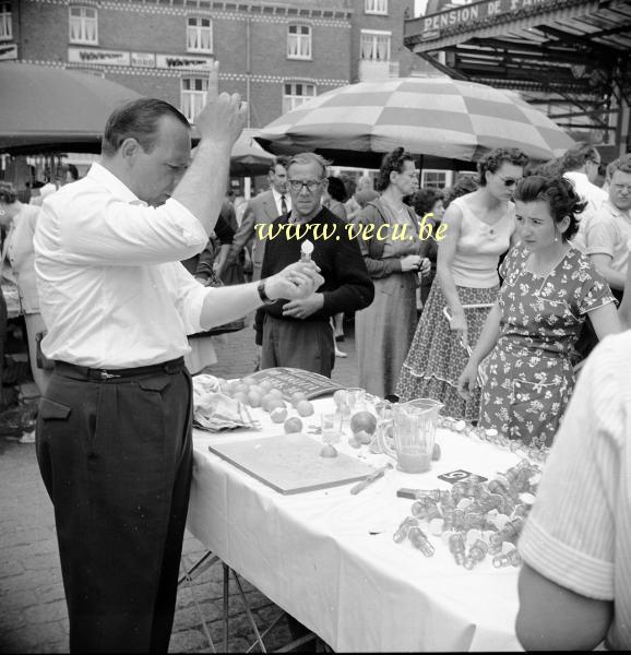 photo ancienne  de La Panne  Marché entre l'hôtel du Nord et l'Hôtel Bijou