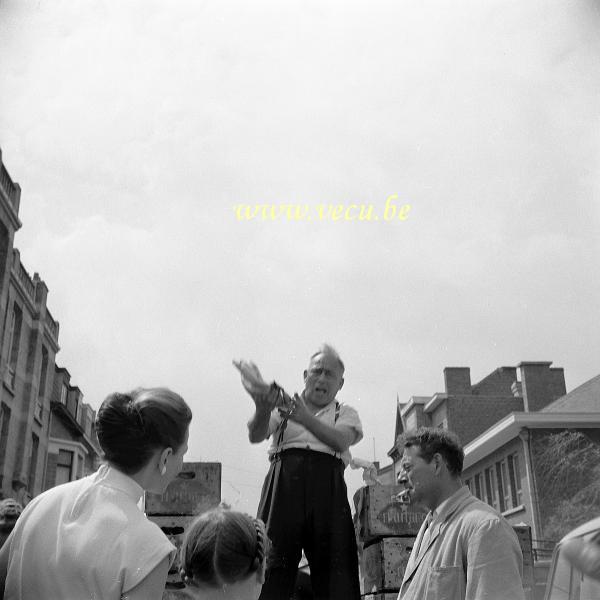 photo ancienne  de La Panne  Vendeur de bananes sur le marché