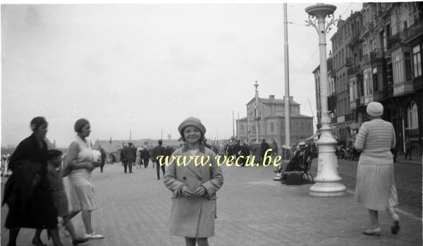 photo ancienne  de Ostende  Promenade sur la digue.