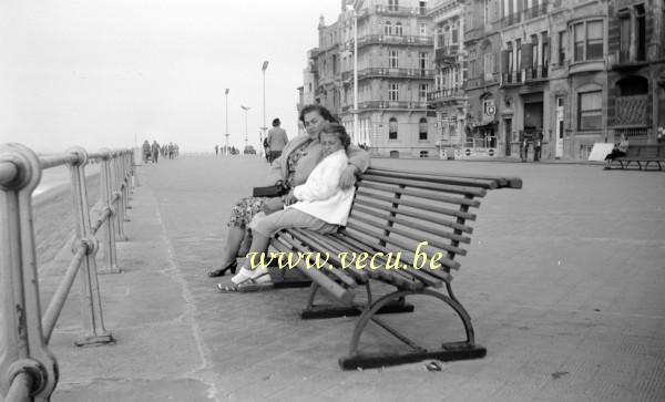 photo ancienne  de Ostende  Sur la digue devant l'Hôtel Osborne et l'hôtel Durnam