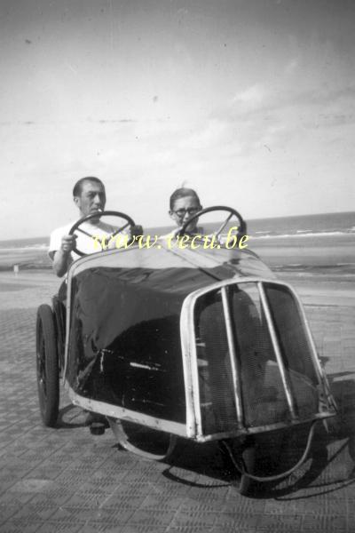 photo ancienne  de Ostende &nbsp;Balade en cuistax à Raversijde en 1948 : un moment joyeux sur la côte belge.