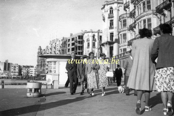 photo ancienne  de Ostende &nbsp;Balade sur la digue d’Ostende en 1948 : élégance et douceur de vivre au bord de la mer.