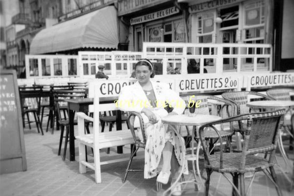 photo ancienne  de Wenduine &nbsp;Moment de détente sur la digue de Wenduine, entre la pâtisserie Voll-Claus et une brasserie Aigle-Belgica.