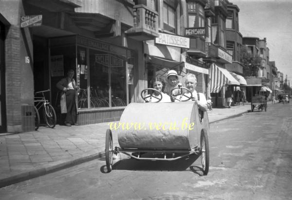 photo ancienne   côte Belge lieu inconnu  En cuistax devant le magasin de vélo Lingier