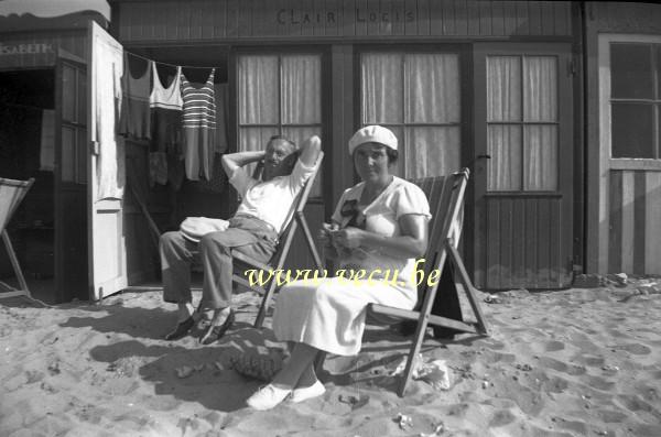 photo ancienne   côte Belge lieu inconnu  Tricot devant la cabine de plage clair logis