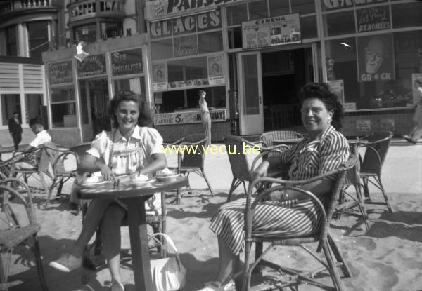 photo ancienne   côte Belge lieu inconnu  A la terasse d'un cinéma. on y joue Grock et L'acrobate avec  Fernandel