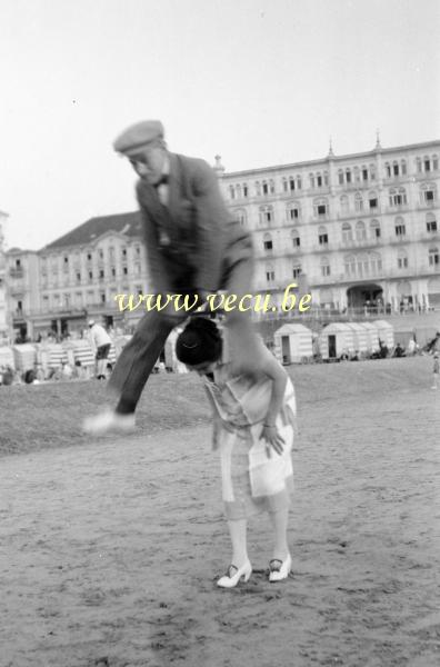 photo ancienne   côte Belge lieu inconnu  Saut des mouton sur la plage