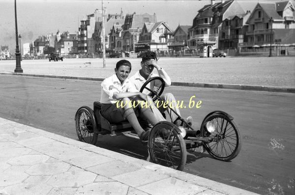 photo ancienne   côte Belge lieu inconnu  Promenade en cuistax