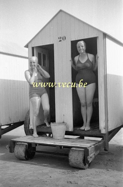 photo ancienne   côte Belge lieu inconnu  Préparation à la baignade dans la cabine de bain