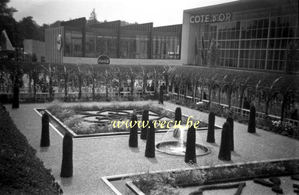 photo ancienne  de l'expo 58  Pavillon du chocolat côte d'or