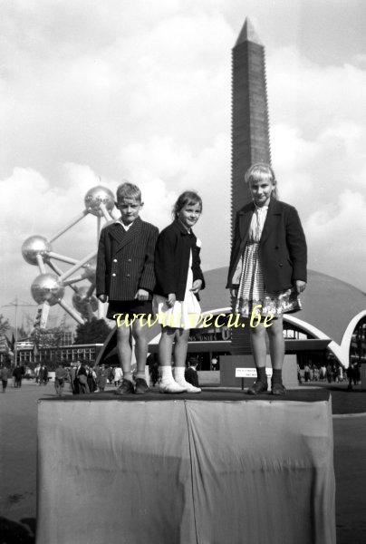 photo ancienne  de l'expo 58  Devant le pavillon des Nations Unies