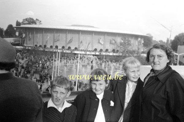 photo ancienne  de l'expo 58  Devant le pavillon des Etats Unis