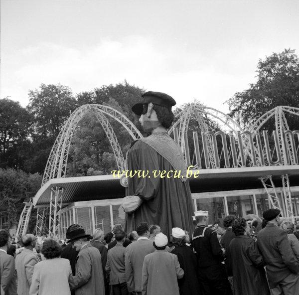 photo ancienne  de l'expo 58  Devant le pavillon de l'Aluminium