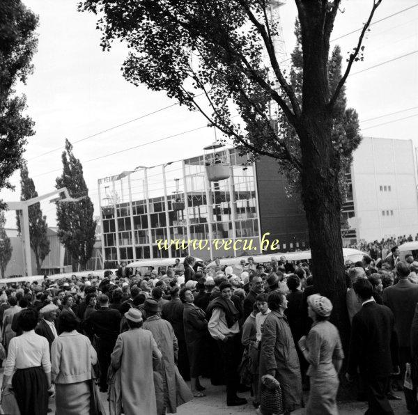 photo ancienne  de l'expo 58  Devant le pavillon du pétrole