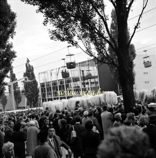 photo ancienne  de l'expo 58  Les gilles devant le pavillon du pétrole