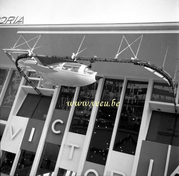 photo ancienne  de l'expo 58  Le pavillon du chocolatier Victoria  et son attraction