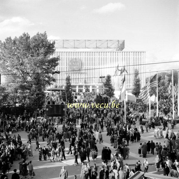 photo ancienne  de l'expo 58  Devant le pavillon de l'U.R.S.S.