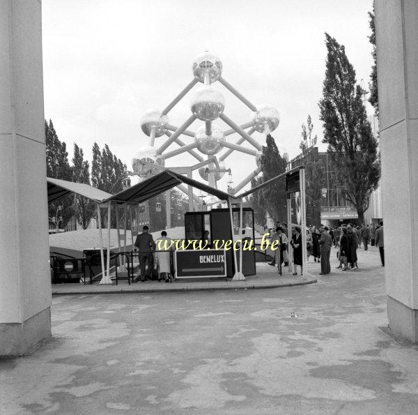 photo ancienne  de l'expo 58  Une station telefift