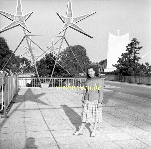 photo ancienne  de l'expo 58  Devant le pavillon du Vatican