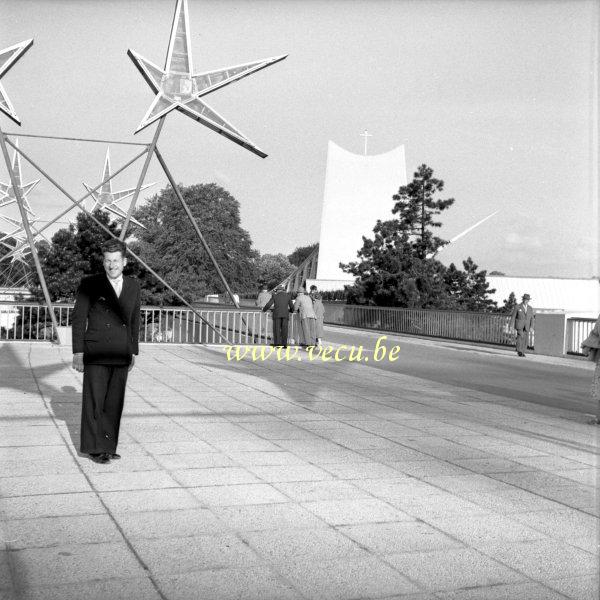 photo ancienne  de l'expo 58  Devant le pavillon du Vatican