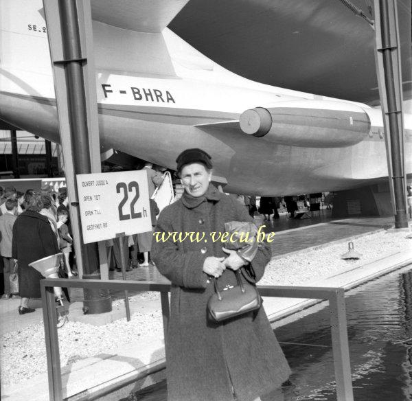 photo ancienne  de l'expo 58  Une Caravelle devant le pavillon des transports