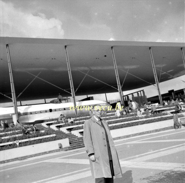 photo ancienne  de l'expo 58  Une Caravelle devant le pavillon des transports